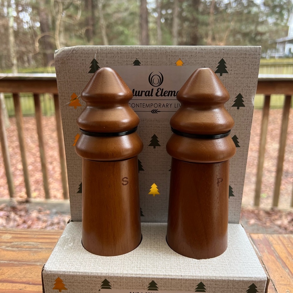 NWT NATURAL ELEMENTS Christmas Tree Wood Carved Salt and Pepper Grinder Shakers